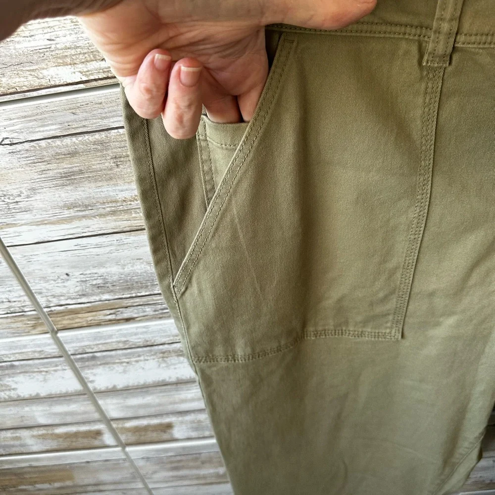 🌿 NWT H&M Green Cargo Pants Size 18 Utility Pocket Stretch Khaki 🤎
